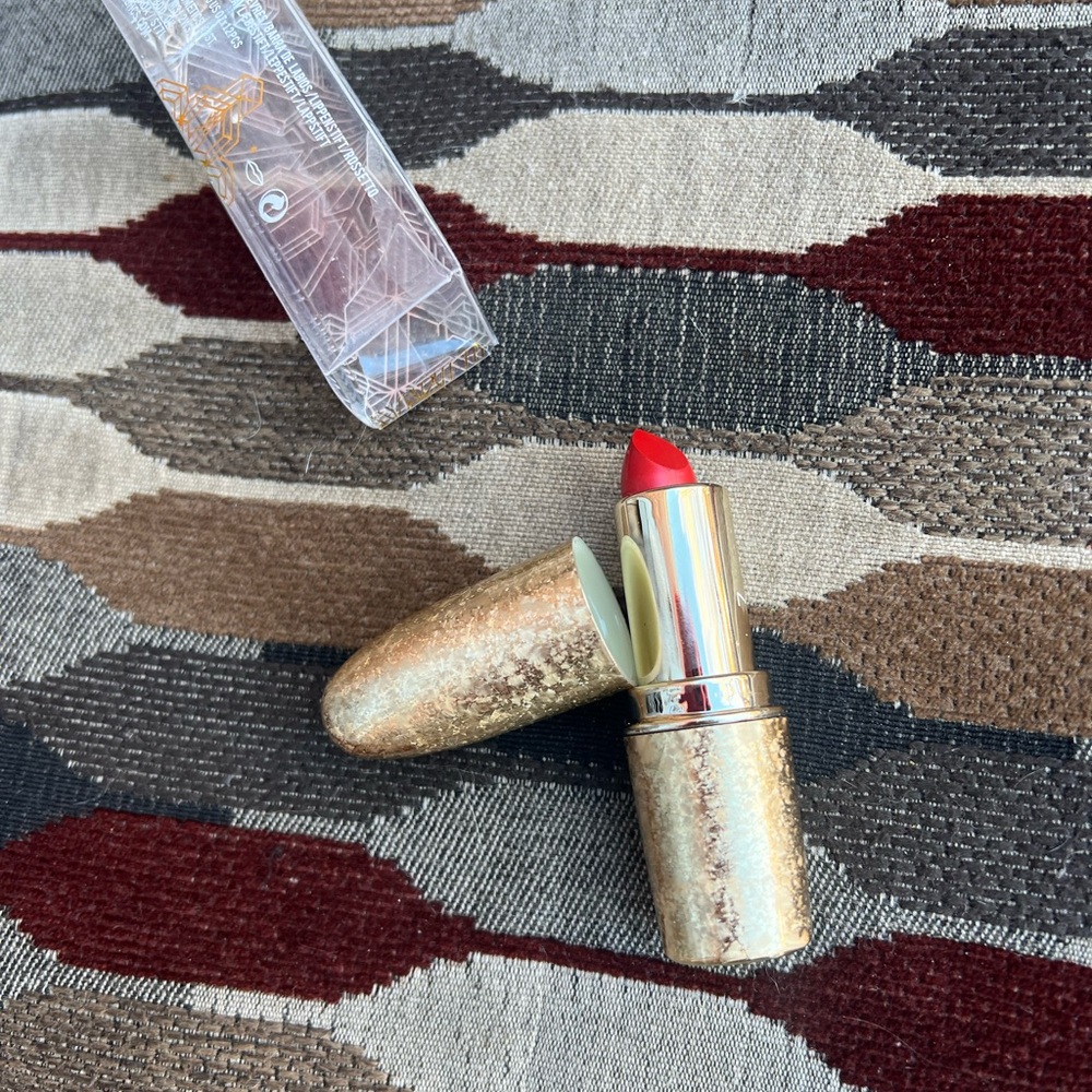 MAC Rouge En Snow Lipstick -limited edition Holiday Collection